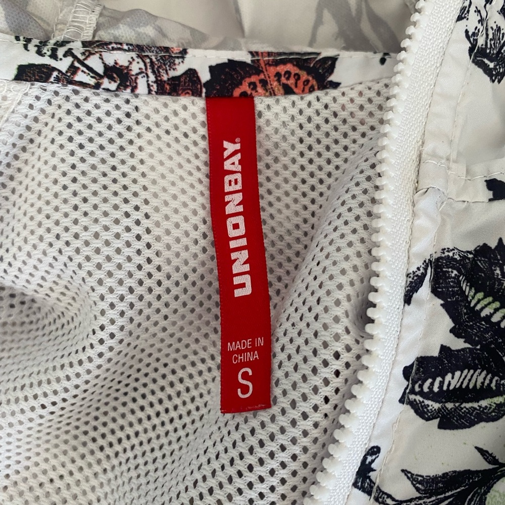 Super cute windbreaker/ rain jacket